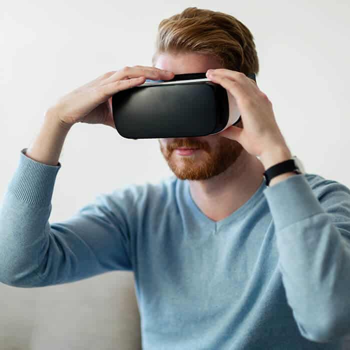Gamer der Virtual Reality Brille nutzt