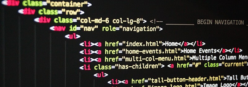 HTML Code Abschnitt in einem Editor mit schwarzem Hintergrund