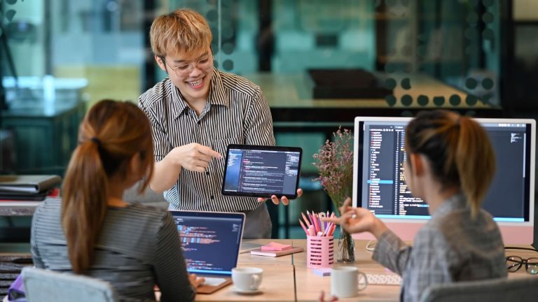 Grafik von einem Team welches an der Webentwicklung arbeitet
