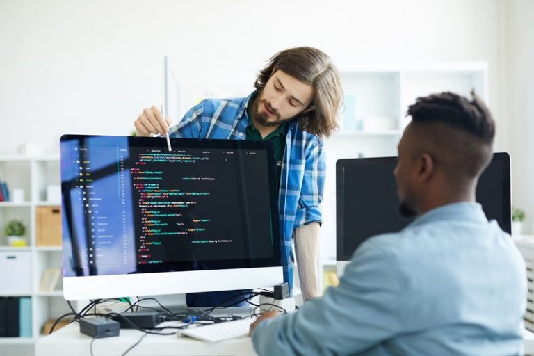 Java wird von einem Programmierer am Laptop erklärt