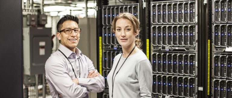 Ein Mann und eine Frau stehen vor einem Amazon Server